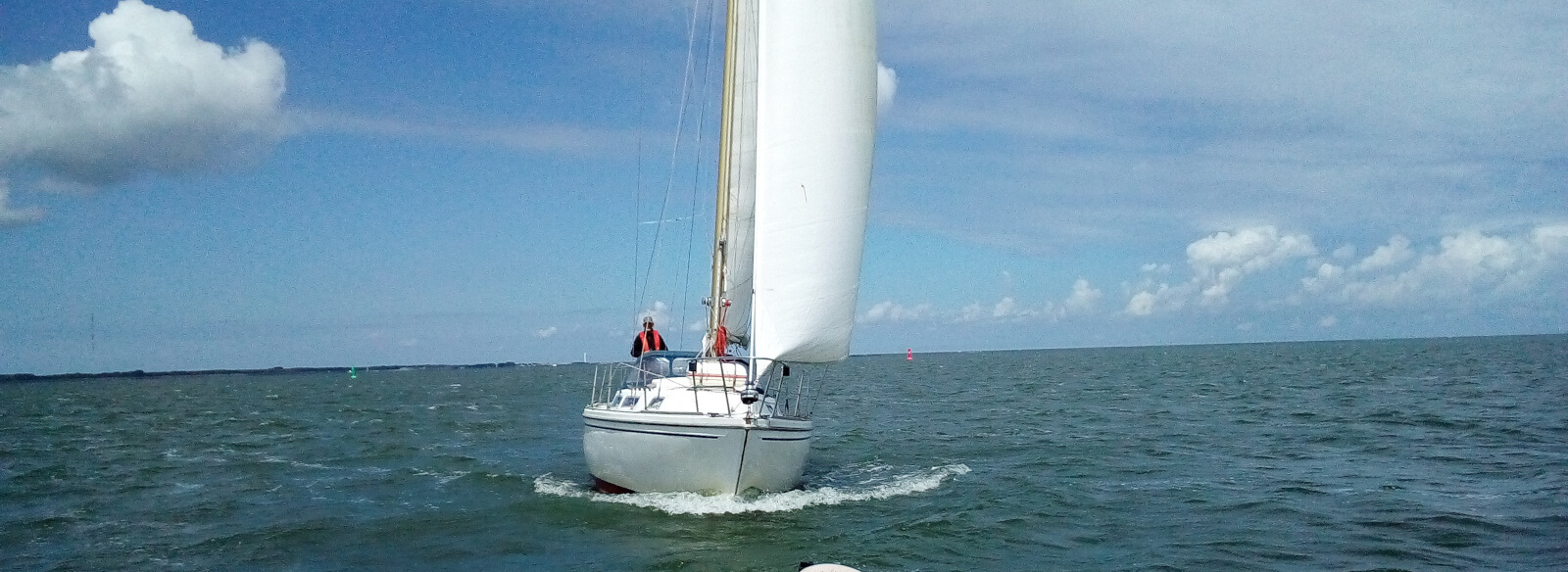 Een+zeilboot+vooruit+geblazen+door+een+ventilator